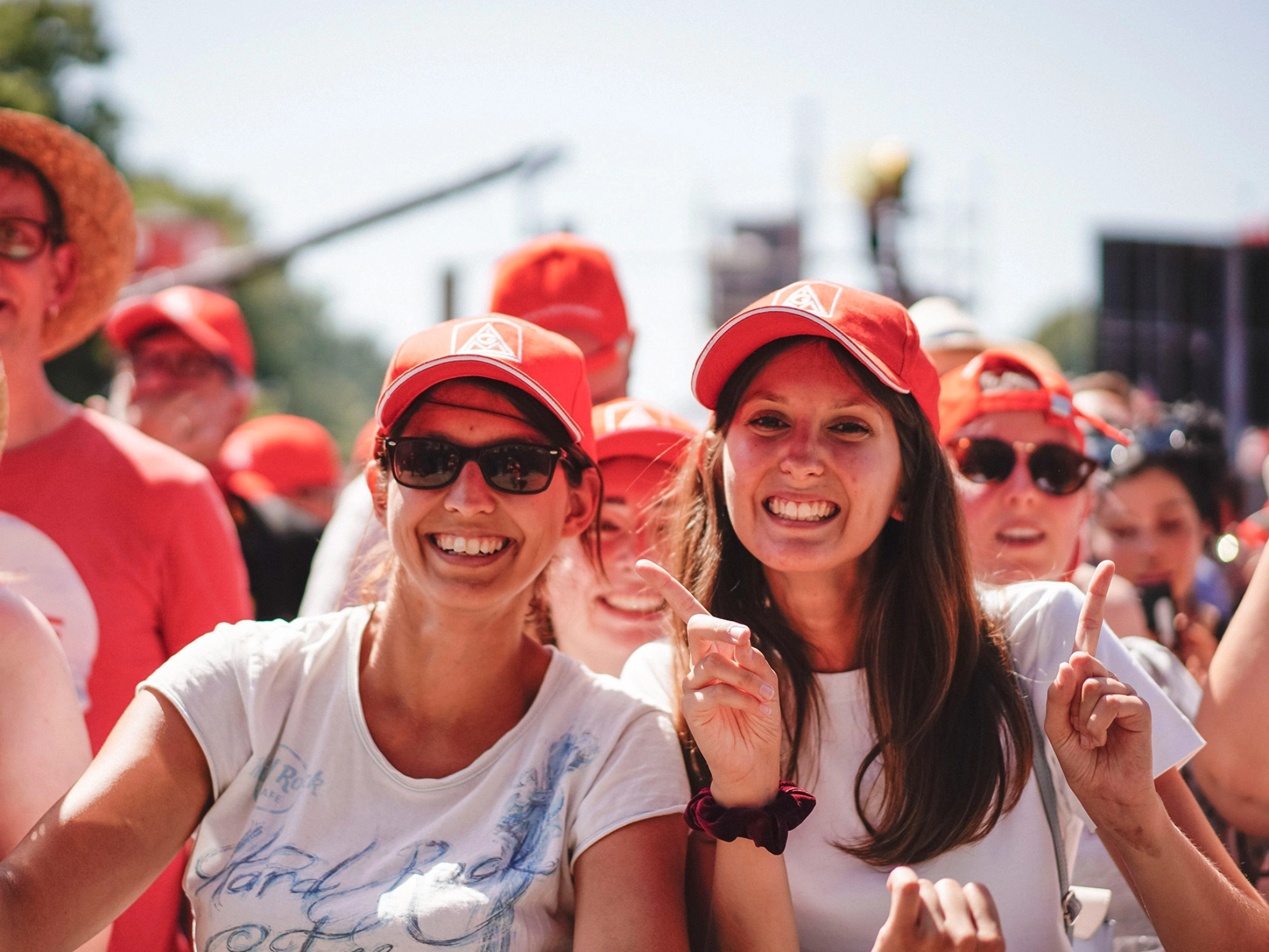 Zwei junge Metallerinnen freuen sich in der Menschenmenge
